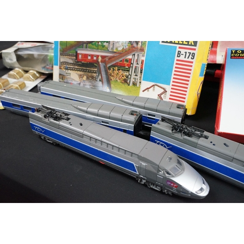 214 - Collection of OO & HO gauge model railway to include boxed plastic trackside kits featuring Faller, ... 