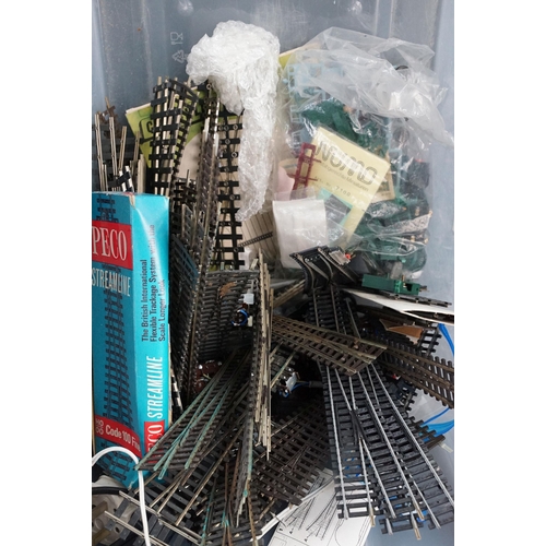 214 - Collection of OO & HO gauge model railway to include boxed plastic trackside kits featuring Faller, ... 