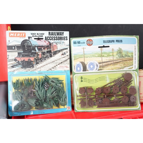 214 - Collection of OO & HO gauge model railway to include boxed plastic trackside kits featuring Faller, ... 