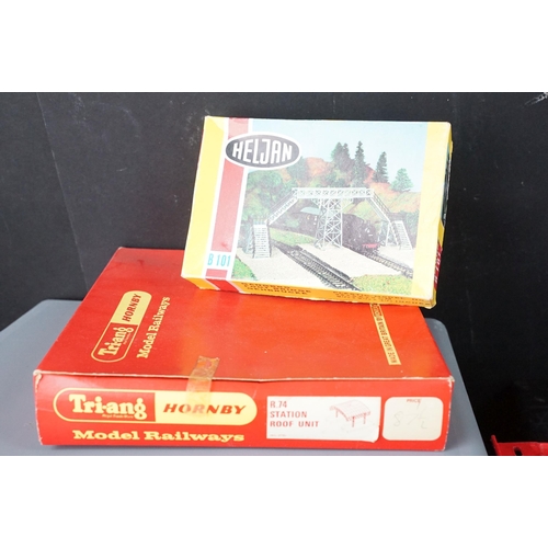 214 - Collection of OO & HO gauge model railway to include boxed plastic trackside kits featuring Faller, ... 