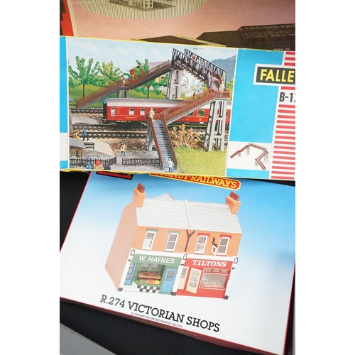 214 - Collection of OO & HO gauge model railway to include boxed plastic trackside kits featuring Faller, ... 