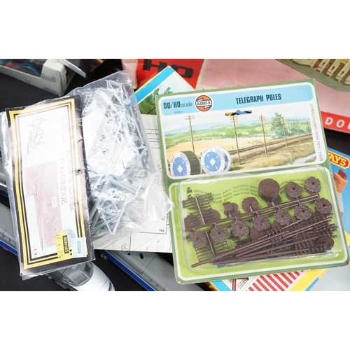 214 - Collection of OO & HO gauge model railway to include boxed plastic trackside kits featuring Faller, ... 