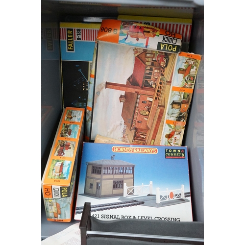 214 - Collection of OO & HO gauge model railway to include boxed plastic trackside kits featuring Faller, ... 