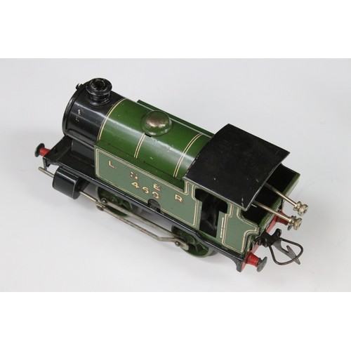 198 - Two Hornby O gauge clockwork locomotives to include Type 101 0-4-0 LNER 460 Tank Loco in green and T... 