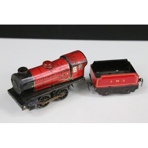 198 - Two Hornby O gauge clockwork locomotives to include Type 101 0-4-0 LNER 460 Tank Loco in green and T... 