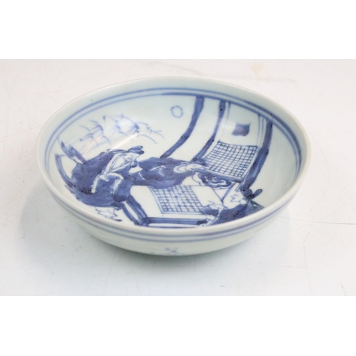 4 - 17th century blue and white Chinese dish with game playing scene and blue border, diameter 13.5cm, H... 