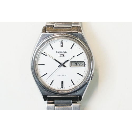 195 - A Seiko 5 automatic gents wristwatch, stainless steel case and bracelet with white dial, day and dat... 