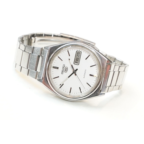 195 - A Seiko 5 automatic gents wristwatch, stainless steel case and bracelet with white dial, day and dat... 