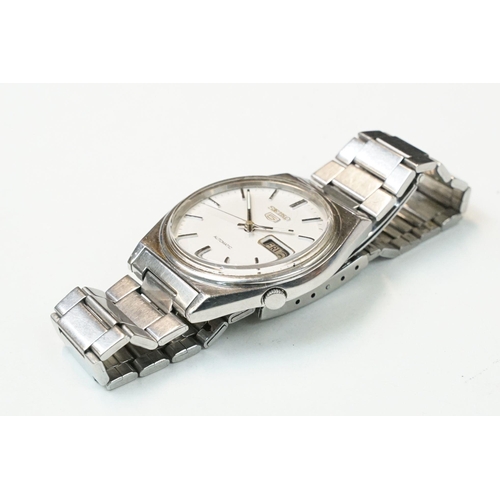 195 - A Seiko 5 automatic gents wristwatch, stainless steel case and bracelet with white dial, day and dat... 