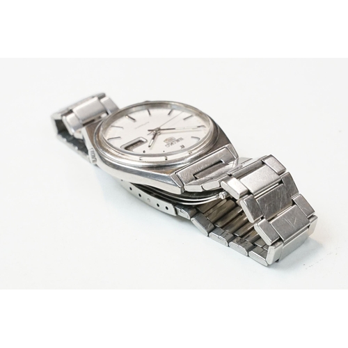 195 - A Seiko 5 automatic gents wristwatch, stainless steel case and bracelet with white dial, day and dat... 