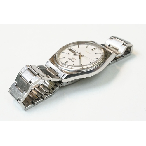 195 - A Seiko 5 automatic gents wristwatch, stainless steel case and bracelet with white dial, day and dat... 