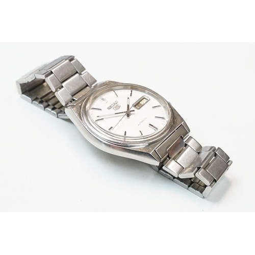 195 - A Seiko 5 automatic gents wristwatch, stainless steel case and bracelet with white dial, day and dat... 