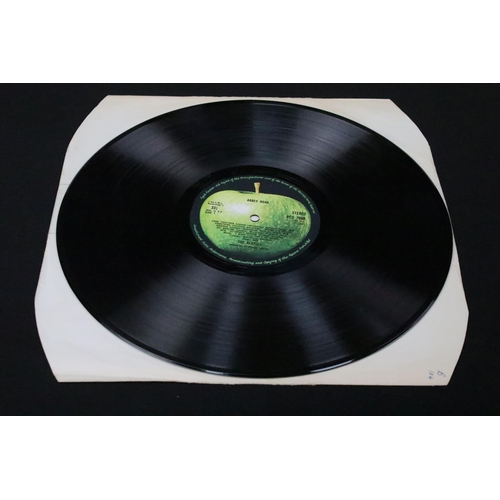 200 - Vinyl - 4 The Beatles albums to include: Abbey Road (Apple - PCS 7088, misaligned Apple sleeve, Her ... 