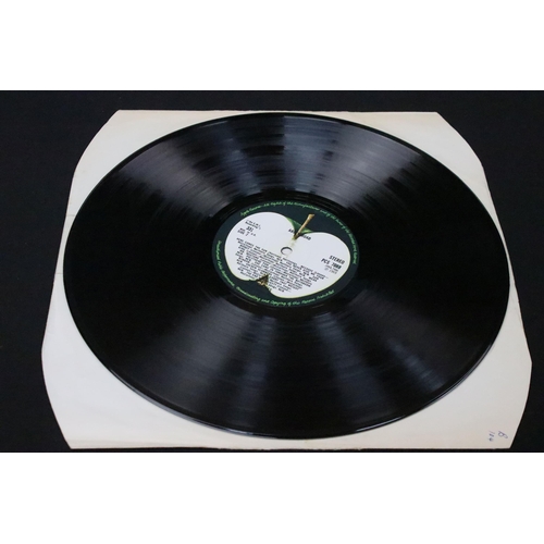 200 - Vinyl - 4 The Beatles albums to include: Abbey Road (Apple - PCS 7088, misaligned Apple sleeve, Her ... 