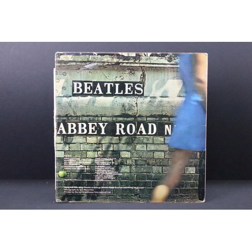 200 - Vinyl - 4 The Beatles albums to include: Abbey Road (Apple - PCS 7088, misaligned Apple sleeve, Her ... 