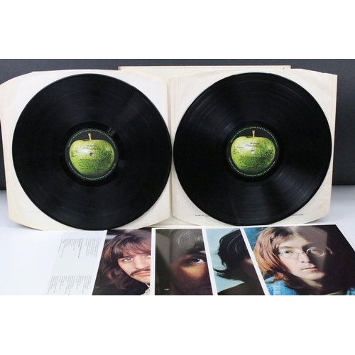 35 - Vinyl - The Beatles White Album LP on Apple Records PCS 7067 / 7068. Numbered 106801, UK 1970 side o... 