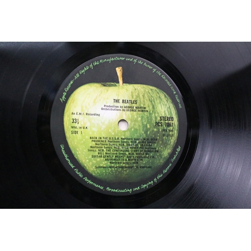 35 - Vinyl - The Beatles White Album LP on Apple Records PCS 7067 / 7068. Numbered 106801, UK 1970 side o... 