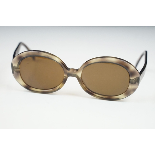 264 - Two pairs of vintage sunglasses to include Rayban and Metzler examples.