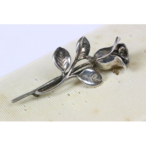 185 - Sterling silver brooch in the form of a rose, 5cm long