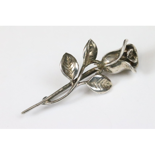 185 - Sterling silver brooch in the form of a rose, 5cm long