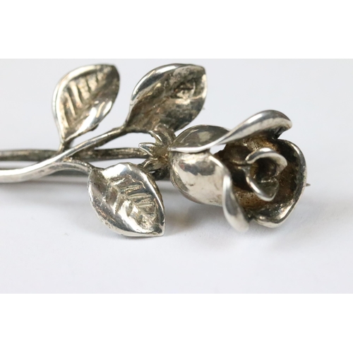 185 - Sterling silver brooch in the form of a rose, 5cm long