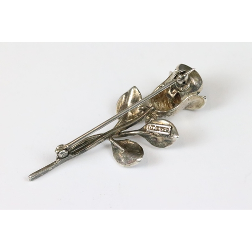 185 - Sterling silver brooch in the form of a rose, 5cm long