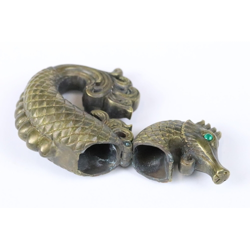 188 - Brass cased vesta in the form of a sea horse with emerald coloured eyes