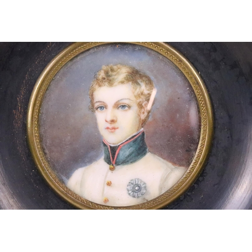 209 - 20th century circular portrait miniature, depicting a military gentleman, watercolour on ivorine, Fr... 