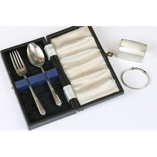 220 - A small collection of hallmarked sterling silver to include a cased fork and spoon set, napkin ring ... 