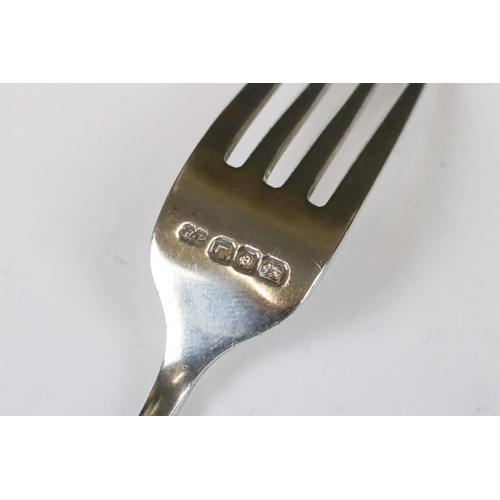 220 - A small collection of hallmarked sterling silver to include a cased fork and spoon set, napkin ring ... 