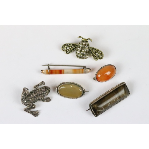 232 - A small group of costume jewellery to include early 20th century agate brooches, silver and marcasit... 