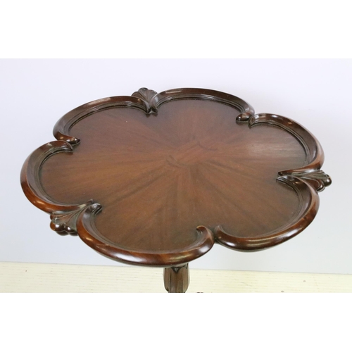 571 - Victorian mahogany pedestal table having a carved scrolled border top raised on carved column with t... 