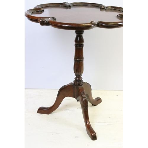 571 - Victorian mahogany pedestal table having a carved scrolled border top raised on carved column with t... 