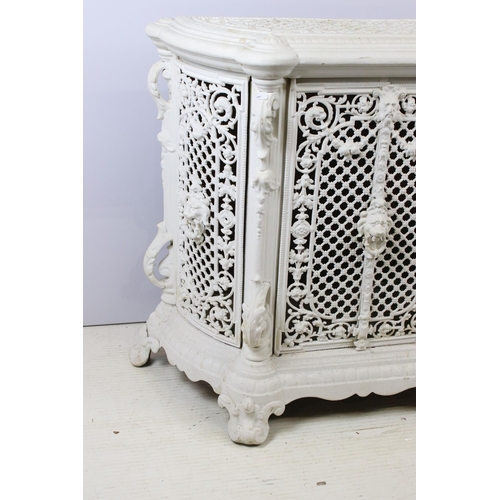 601 - Victorian cast iron white-painted radiator cover, with hinged lid, with pair of central doors, flank... 