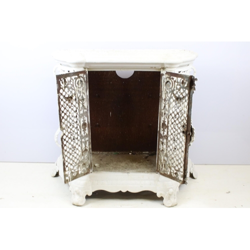 601 - Victorian cast iron white-painted radiator cover, with hinged lid, with pair of central doors, flank... 