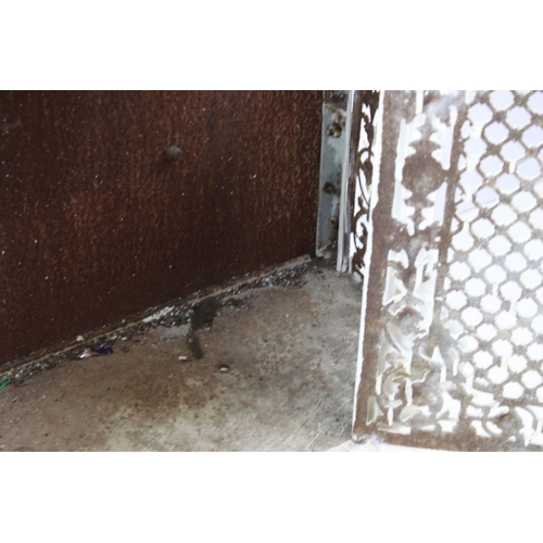 601 - Victorian cast iron white-painted radiator cover, with hinged lid, with pair of central doors, flank... 