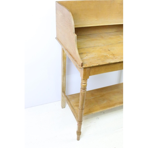 609 - Early 20th century pine washstand, the galleried back with shelf, on turned legs with undertier, 101... 