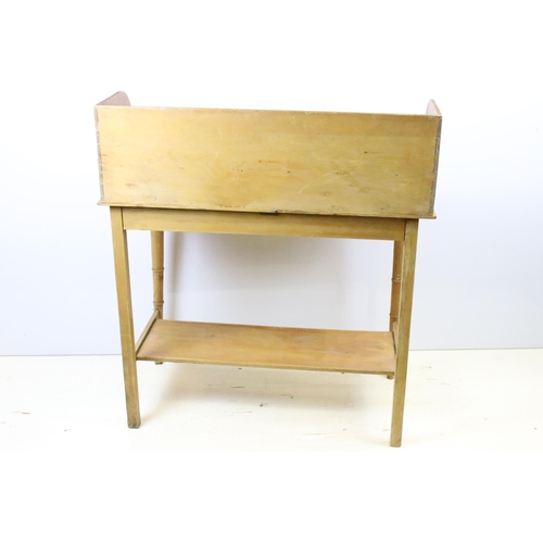 609 - Early 20th century pine washstand, the galleried back with shelf, on turned legs with undertier, 101... 