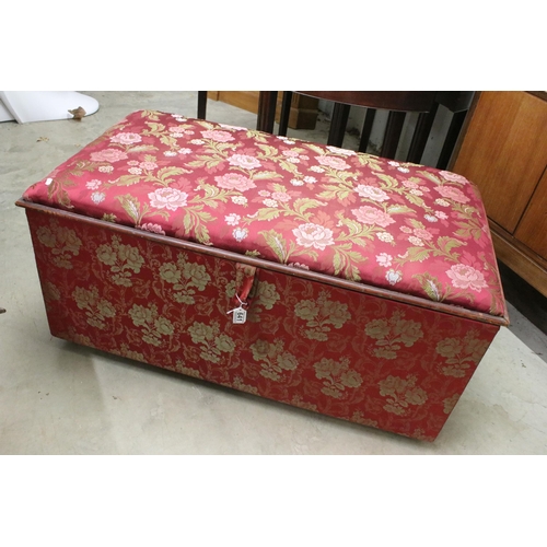 641 - Large upholstered storage box with floral print fabric, lined, H 50cm, W 110cm, D 59cm