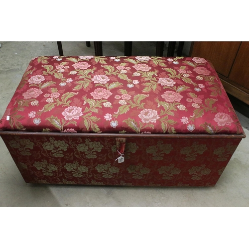 641 - Large upholstered storage box with floral print fabric, lined, H 50cm, W 110cm, D 59cm