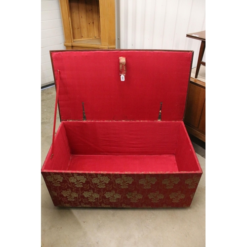 641 - Large upholstered storage box with floral print fabric, lined, H 50cm, W 110cm, D 59cm