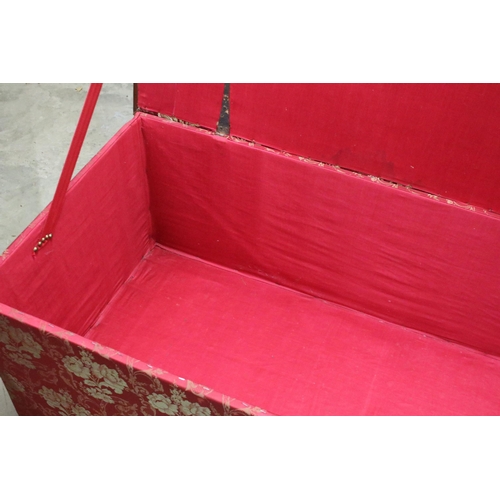 641 - Large upholstered storage box with floral print fabric, lined, H 50cm, W 110cm, D 59cm