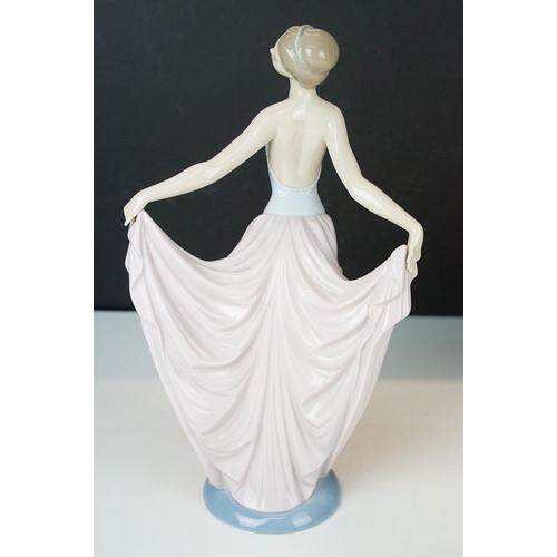 32 - Two large Lladro figurines depicting a woman in floating dress with shawl and basket of flowers, 589... 