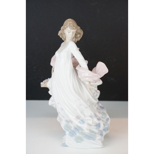 32 - Two large Lladro figurines depicting a woman in floating dress with shawl and basket of flowers, 589... 