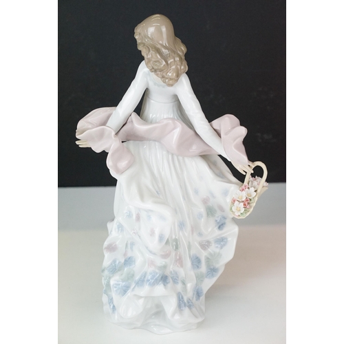 32 - Two large Lladro figurines depicting a woman in floating dress with shawl and basket of flowers, 589... 