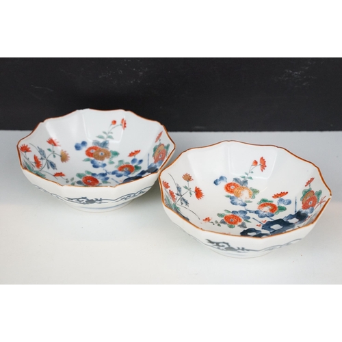 55 - Pair of decagonal Japanese hand painted Imari bowl dishes with gilt detail edges and blue outer bord... 