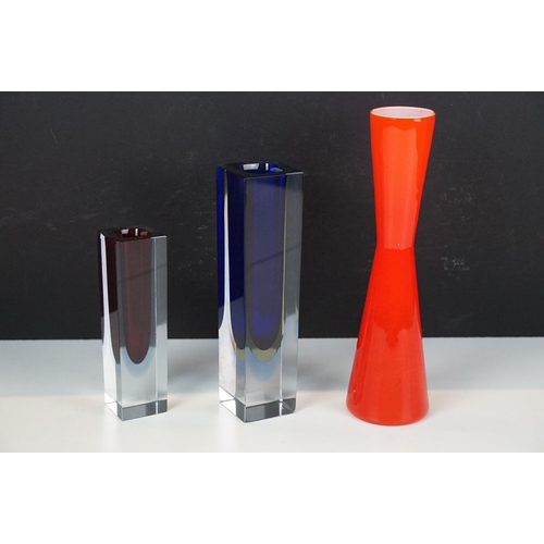 71 - Mid 20th century Murano style square glass vases tallest H 20cm together with an orange cased glass ... 