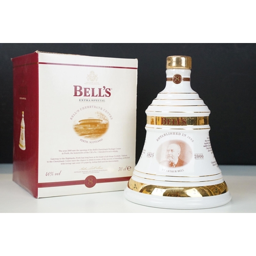 422 - Alcohol - Bell's Extra Special Old Scotch Whisky, a Limited Edition Christmas 2000 decanter, aged 8 ... 