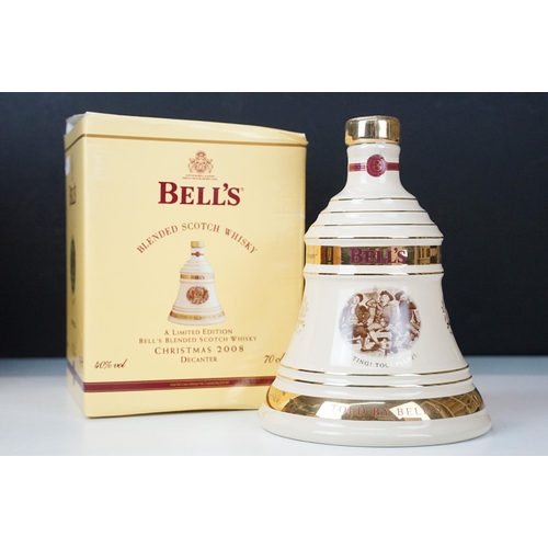 422 - Alcohol - Bell's Extra Special Old Scotch Whisky, a Limited Edition Christmas 2000 decanter, aged 8 ... 