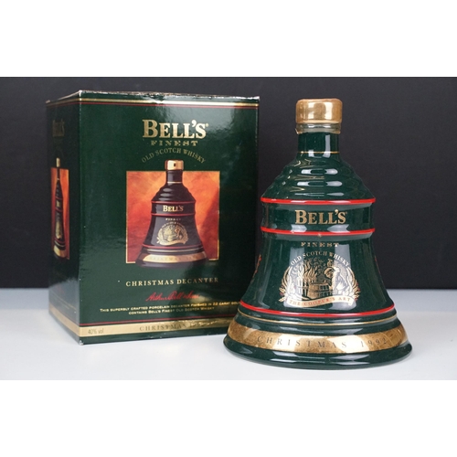 422 - Alcohol - Bell's Extra Special Old Scotch Whisky, a Limited Edition Christmas 2000 decanter, aged 8 ... 